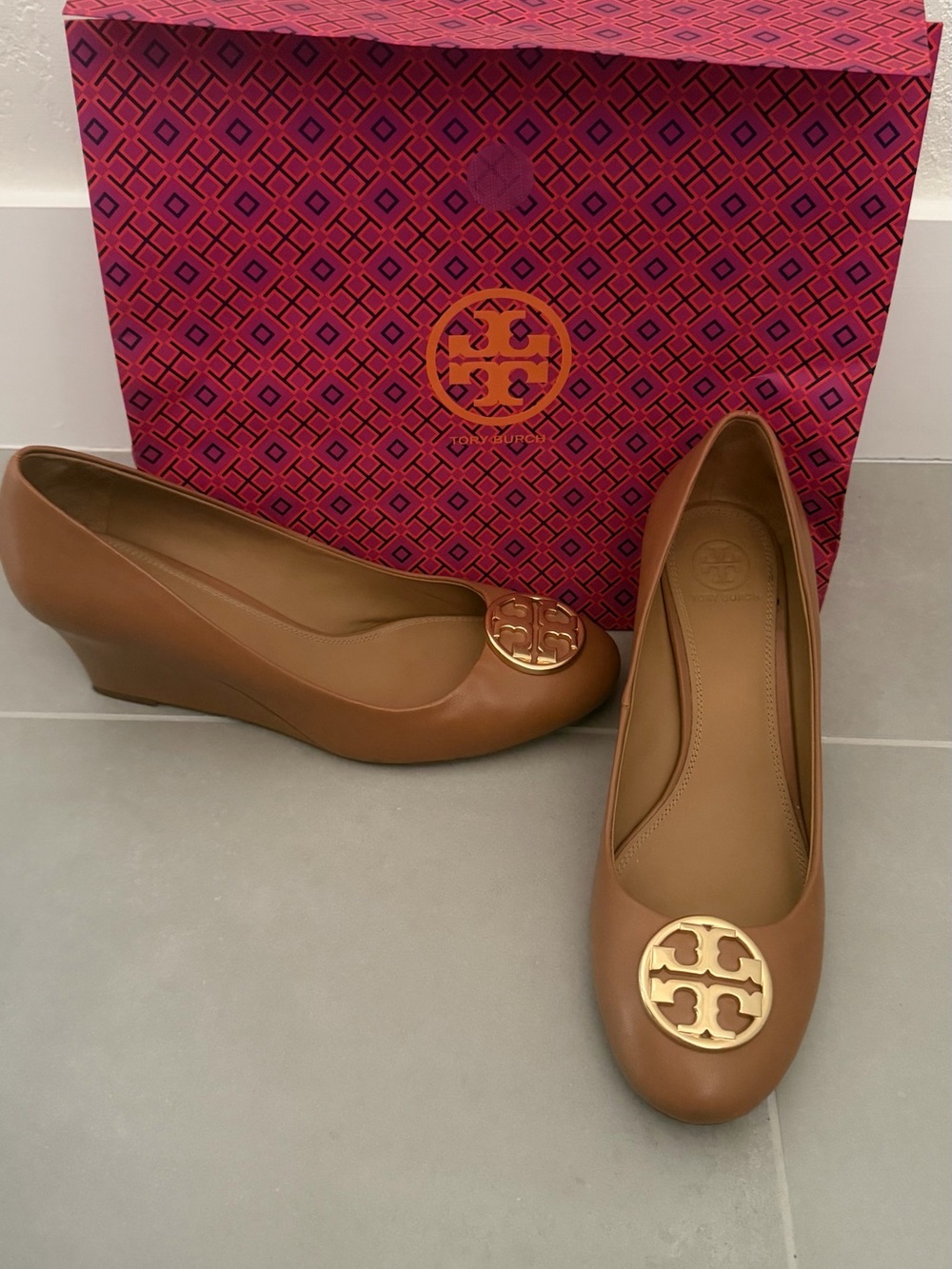 Tory Burch Pink beige logo heels  closed toe